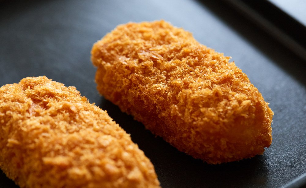 蓄熱性が高いので、買ってきた揚げ物を温め直して、プレートごと食卓に並べれば、熱々をキープする「スミ トースター」|万能調理器具・炭(カーボン)プレート|あやせものづくり研究会 Ayase Labo(カーボン加工専門メーカー旭工業)