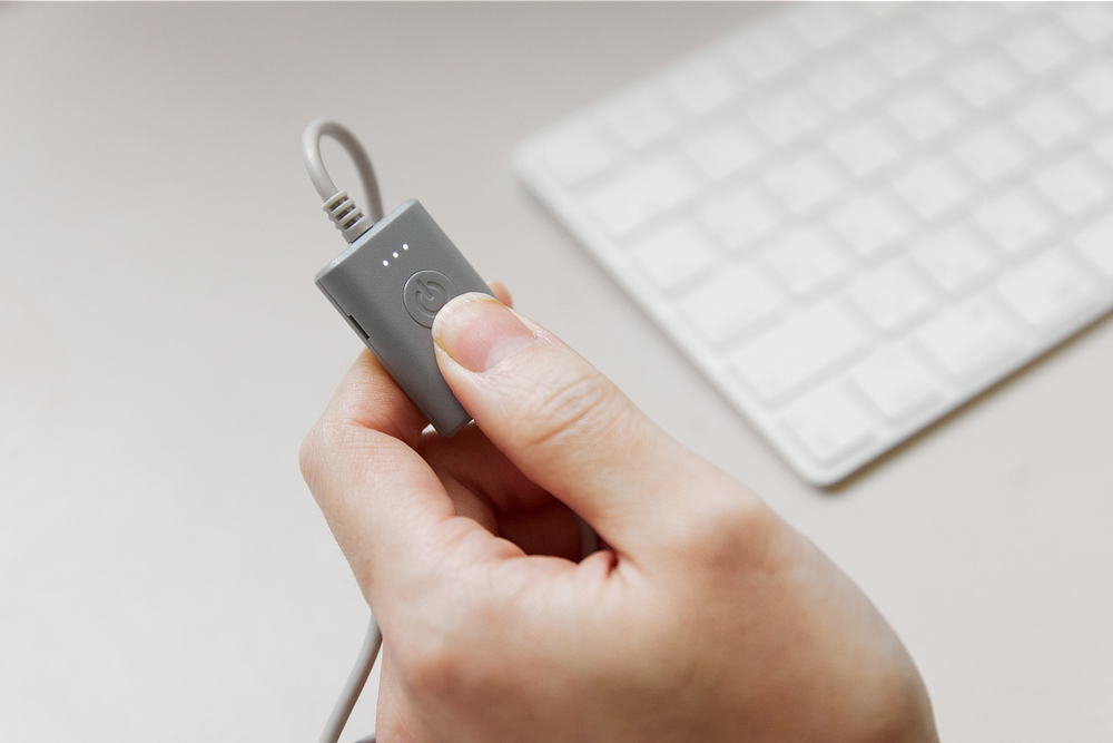 直感的に操作できるようシンプルに設計されているので、使い方もカンタン|クリップ付きで服に仕込める!銀ナノインクで温める特許技術の「USBウェアラブルヒーター」|INKO(インコ)