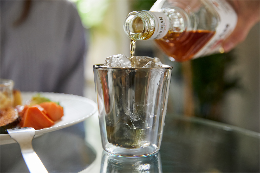 Image: https://1fl0kyr79c.user-space.cdn.idcfcloud.net/photographes/208fff3c04dda5a21428c266528e6eb1.jpg いつものお酒が、いつもよりちょっといいお酒にランクアップする高揚感|オーロラの光彩にまろやかな味わいになる『PROGRESS(プログレス)』の純チタンコーティンググラス(日本製・メイドインジャパン)