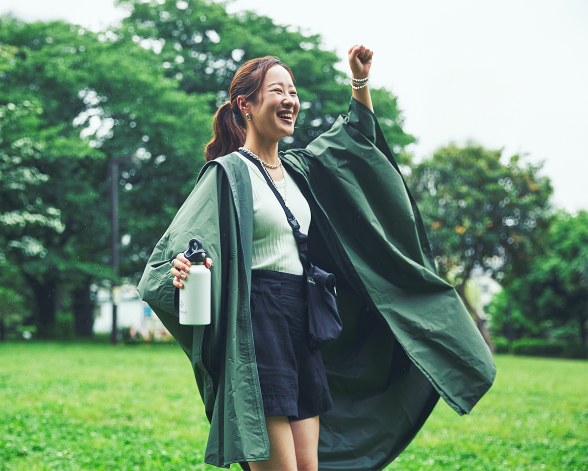Image: https://1fl0kyr79c.user-space.cdn.idcfcloud.net/photographes/2095dbac1d2cc963d5a7a2a838a16014.jpg 細部まで考え抜かれた設計なのに、いつもの上着のように、気軽に着られる、新感覚のポンチョ。雨の日も両手フリー、濡れない、蒸れにくい「ポンチョ」|U-DAY PONCHO(ユーデイ ポンチョ)