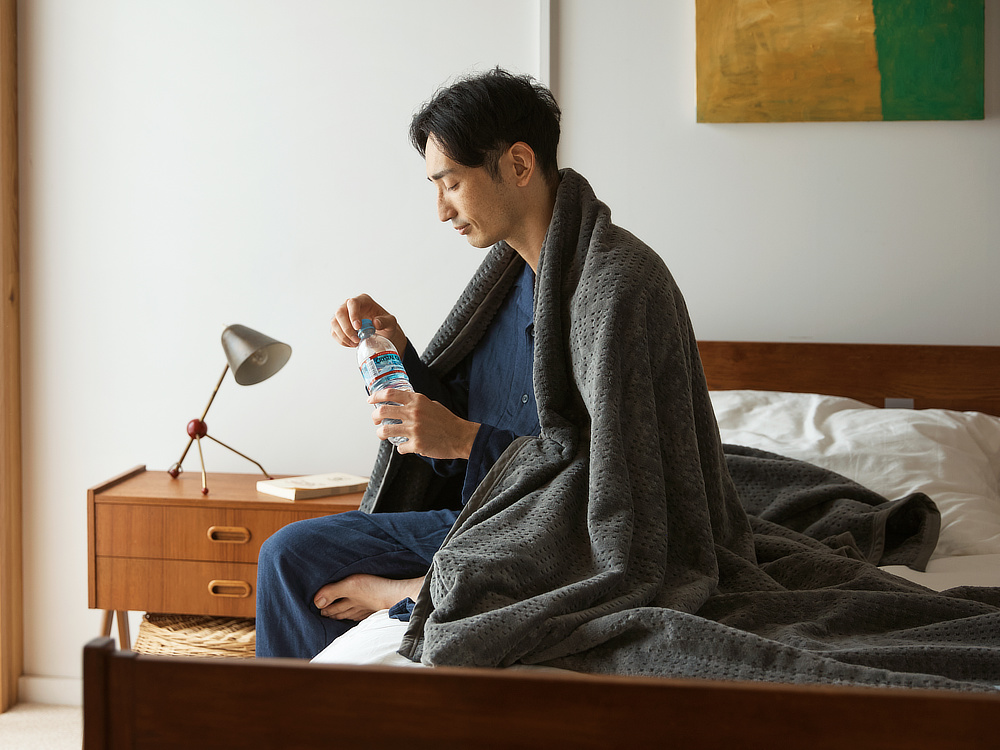 考えごとがいっぱいでも、肌にとろけるような柔らかさと、穏やかな暖かさに、思わずホッ|LOOM&SPOOL(ルームアンドスプール)のGRIS(グリ)の掛け寝具。コットンケット・綿毛布、秋冬・通年寝具