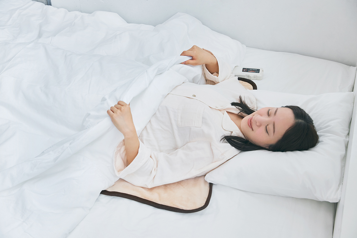 寒い夜も寝つきがよくなり、朝まで快適、熟睡できる。あなたの睡眠サイクルに合わせて、電源が自動オンオフ!洗濯機で丸洗いできる「電気毛布」|HEAT-CRACKER