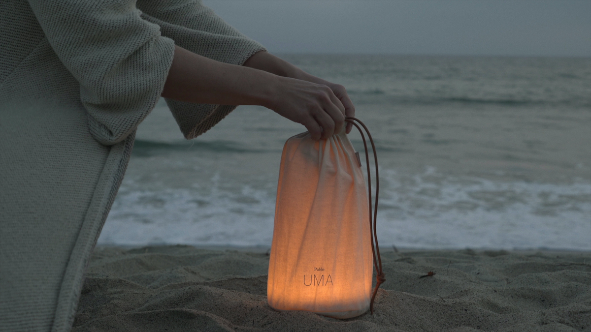 Image: https://1fl0kyr79c.user-space.cdn.idcfcloud.net/photographes/225c44643664ac308c038281651e47b2.jpeg 海辺などの屋外で楽しむのも幻想的。「音」と「光」の調和するワイヤレスHi-Fiスピーカー|Pablo UMA MINI