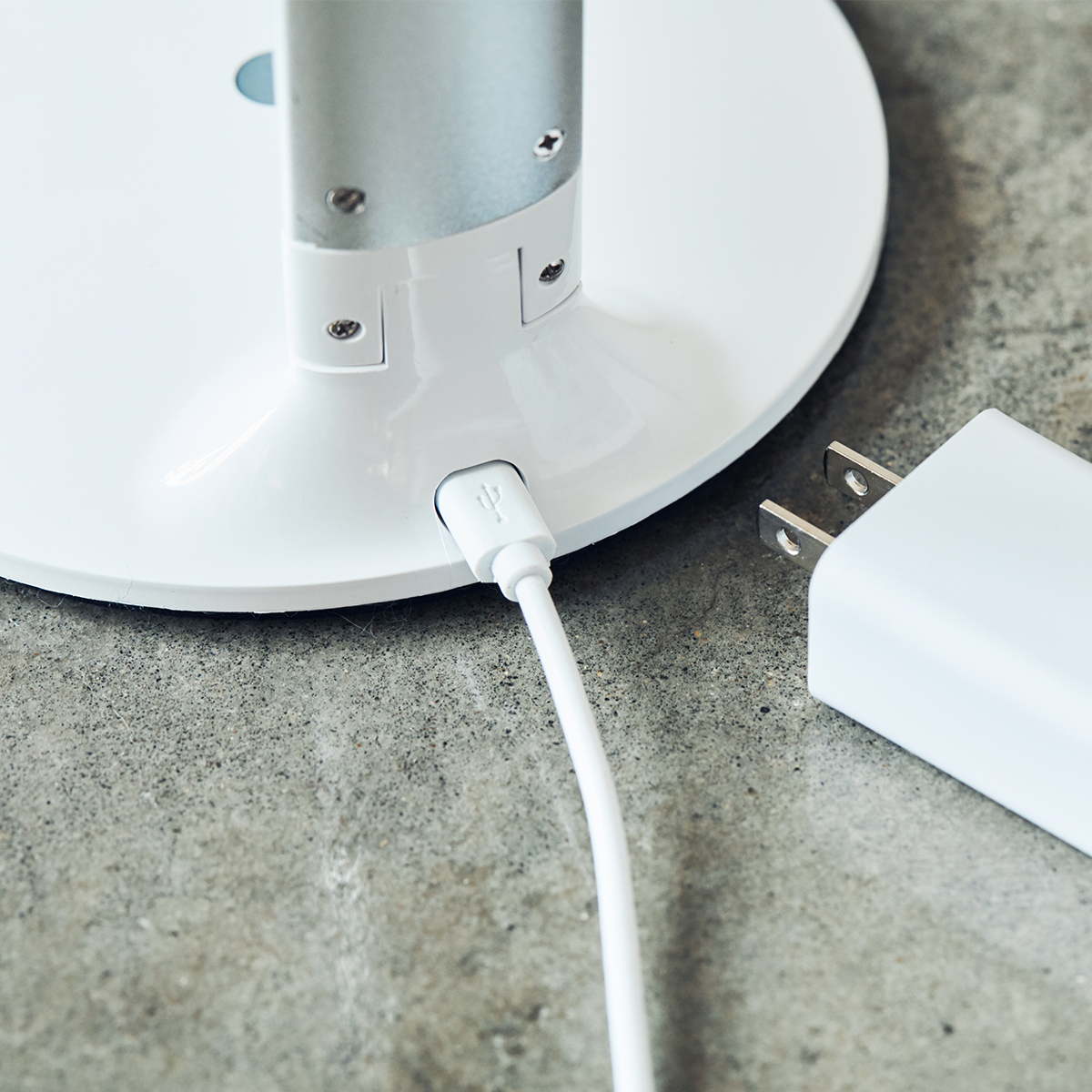 1回のフル充電で低輝度のLowモード使用なら約8時間、高輝度のHiモードなら約4時間の連続点灯が可能。コードレスで使えて、隙間に収納できる!手元を大きく・明るく照らすルーペ付き太陽光LEDの「デスクライト」|daylight - Halo Go