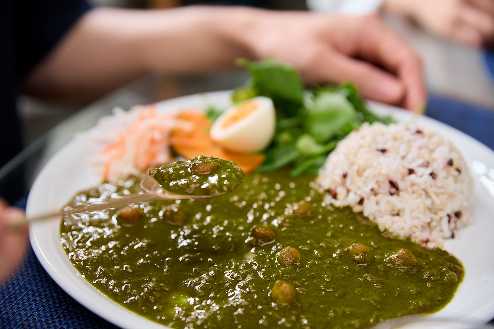 忙しくても疲れていても、簡単手軽にヘルシーカフェご飯が完成。栄養と心のゆとりをチャージできる。奇跡のアンチエイジング医師ともいわれるドクター南雲吉則によるクロレラベジカレー（100％ベジタブル、グルテンフリー、砂糖不使用）レトルト食品、保存食