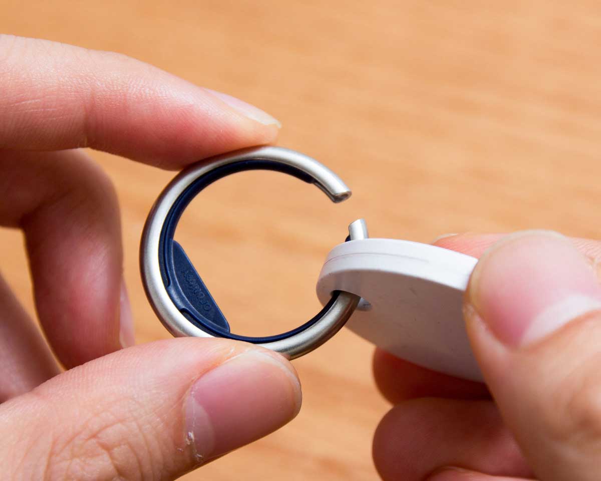 電子キーもCHIPOLOもスマートに付けられるスライド式リング|Orbitkey Ring black
