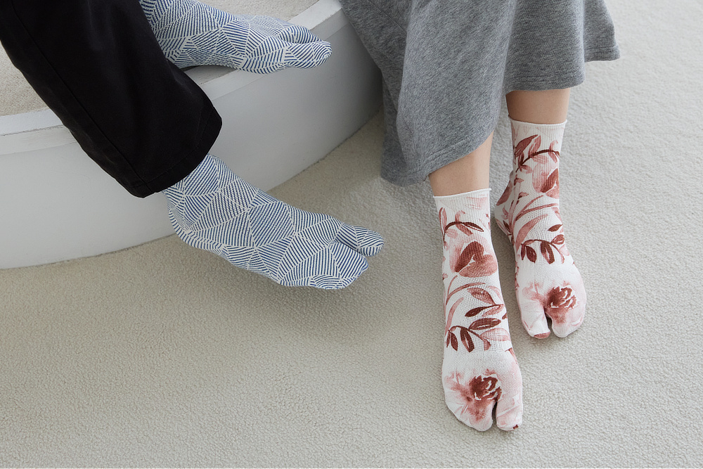 《水墨画花柄》和紙78％の調湿性と立体編みのフィット感で、長時間でもサラッと快適な「足袋型ソックス」｜WASI WASI