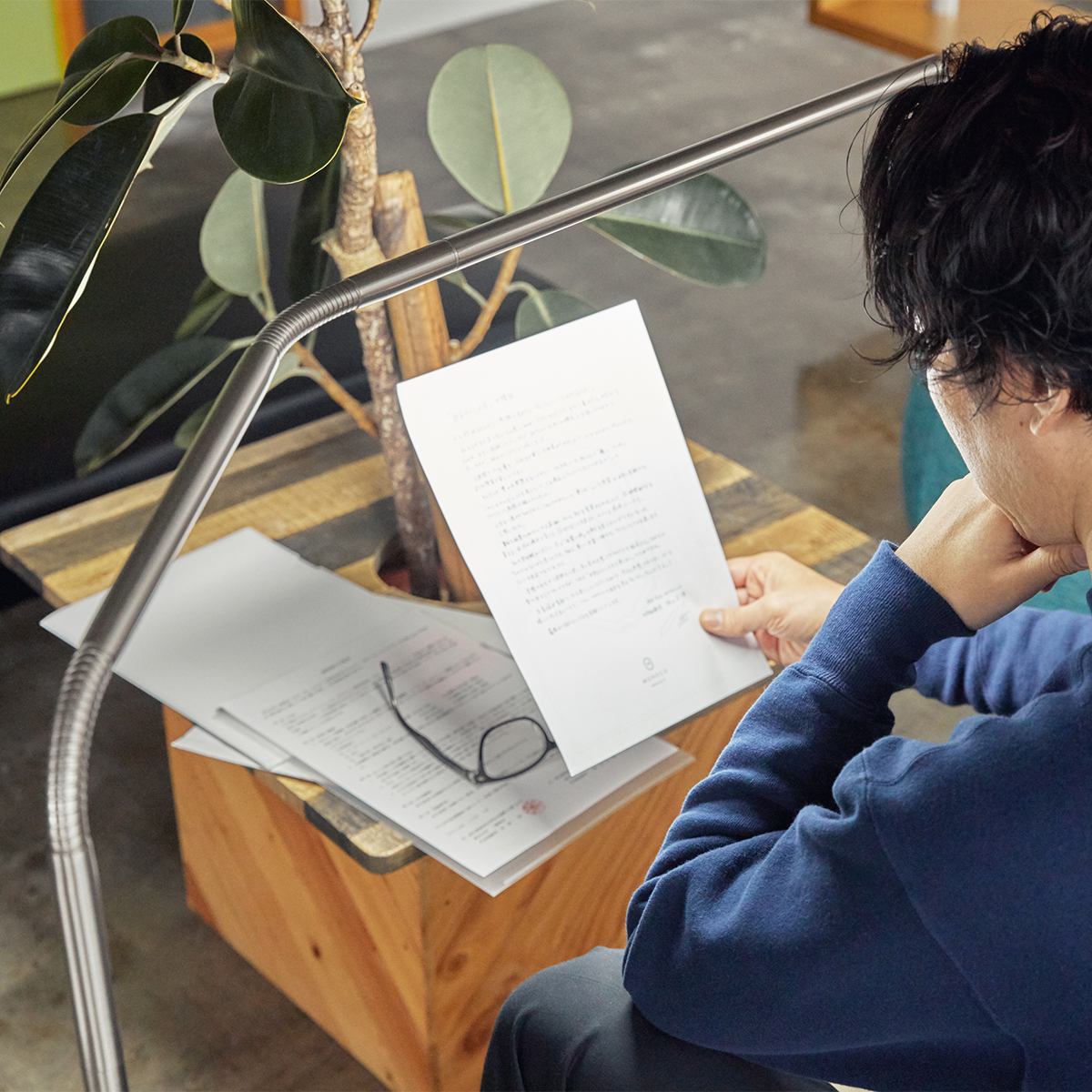 Image: https://1fl0kyr79c.user-space.cdn.idcfcloud.net/photographes/2784b85d99cab3f80803ce6b0571529b.jpg 自宅のどこでも作業スペース!邪魔にならないフロアライト|自宅のワークスペースを簡単に「より快適にする」お勧めアイテム。さらに効率的な仕事環境に整える便利グッズ6選
