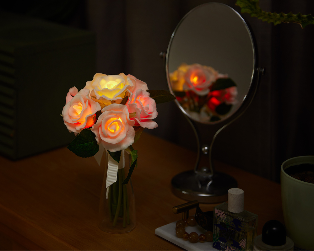 《ギフトセット/ローズ/アロマスプレーと専用ベース付き》昼はアートフラワー、夜はあたたかなムードライトになる「ローズブーケLED(ホワイト)」|VIA K STUDIOヴィアケースタジオ
