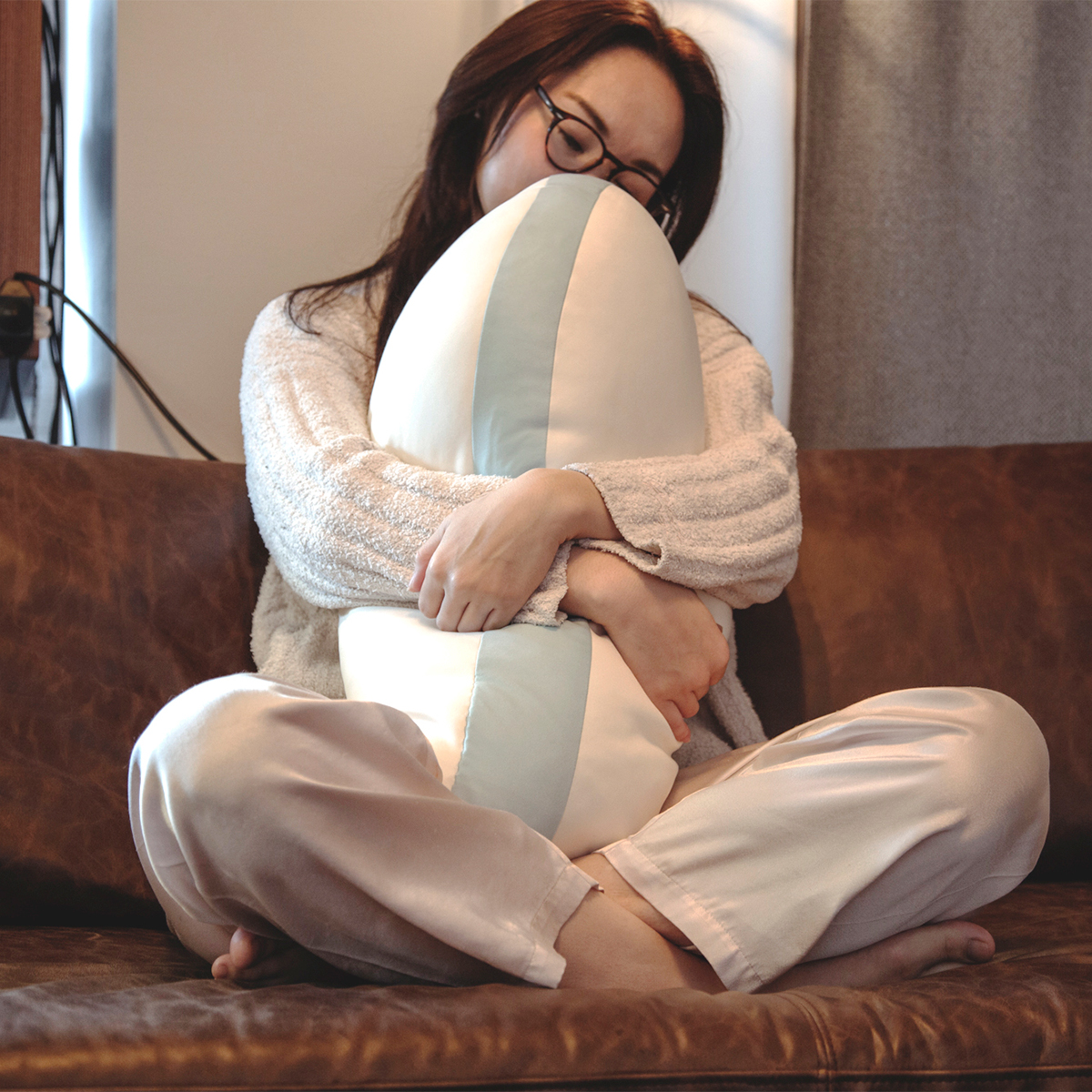 肩・腰の痛みやいびき対策にも◎。仕事や悩みごとで体がコチコチ、寝つきにくい人、寝起きに肩や腰が痛みやすい人、いびきが気になる人におすすめの『抱き枕』|megumi