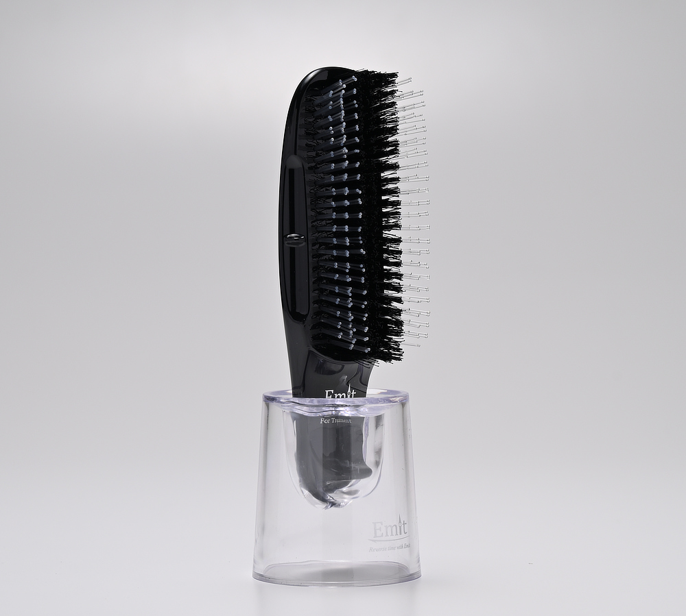 Image: https://1fl0kyr79c.user-space.cdn.idcfcloud.net/photographes/29aacc1dc53f6ad2068f6a87ac8feaad.jpg 水切り穴付きの専用スタンドに立てておけるので、バスルームに置いておいても衛生的。|髪のうねりもパサつきも抑えられて、キューティクルがツヤツヤに。プロのヘアケア施術を3700本の極細ピンで再現する「トリートメントブラシ」|EMIT(エミット)