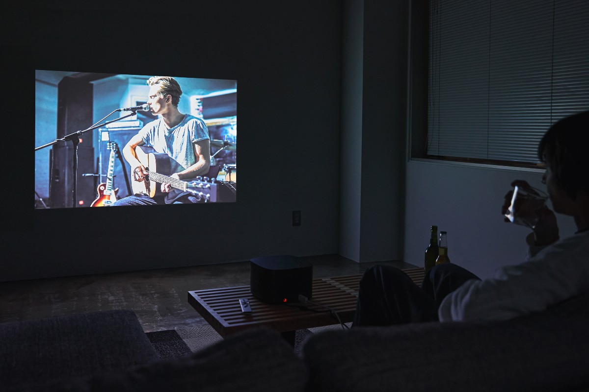 大好きなアーティストのライブ映像を映したら、まるで、会場にいるような没入感|簡単設定、くっきり明るい4K、胸に迫るサウンド。ドラマに、スポーツに、どっぷり浸れる「家庭用プロジェクター」|XGIMI AURA(エクスジミー オーラ)