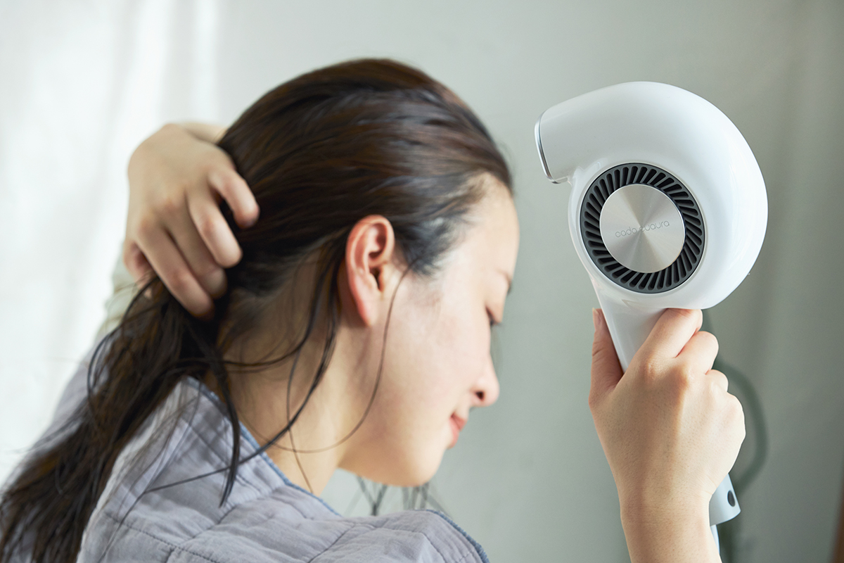 実際の重量より軽く感じて、とにかくストレスフリー。手と空間に馴染む、85℃のちょうどいい風をつくる「ヘアドライヤー」|cadocuaura(カドークオーラ)|BD-E2