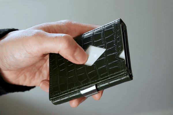 財布を開くことなく、親指だけで1軍カードに直アクセス。|スキミング防止機能付、1軍カードに直アクセス、コイン・お札も入るコンパクト財布(ウォレット)|EXENTRI(エキセントリ)