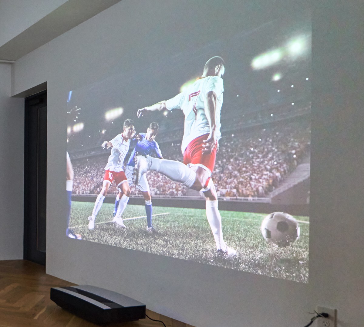 例えば、サッカー観戦。なめらかで迫力のあるプレイヤーの動き、ピッチの青々とした芝が、くっきり。|簡単設定、くっきり明るい4K、胸に迫るサウンド。ドラマに、スポーツに、どっぷり浸れる「家庭用プロジェクター」|XGIMI AURA(エクスジミー オーラ)