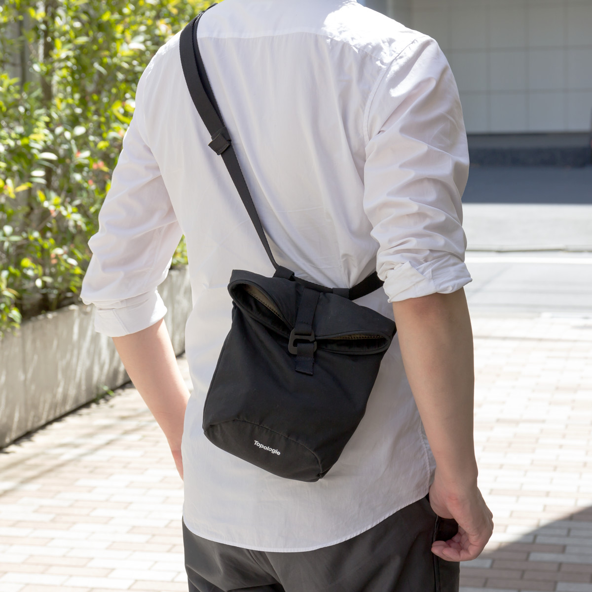 サコッシュ|男性・女性ともに取り入れやすい肩掛けスタイルができる4WAYウエストバッグ | Topologie