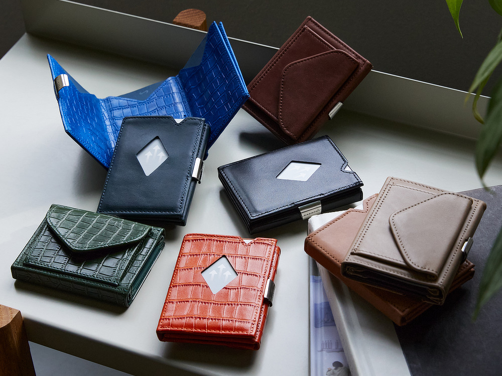 大きさと薄さは名刺入れクラス、なのにコイン・お札・カードも入れられる、高機能&コンパクト|スキミング防止機能付、1軍カードに直アクセス、コイン・お札も入るコンパクト財布(ウォレット)|EXENTRI(エキセントリ)