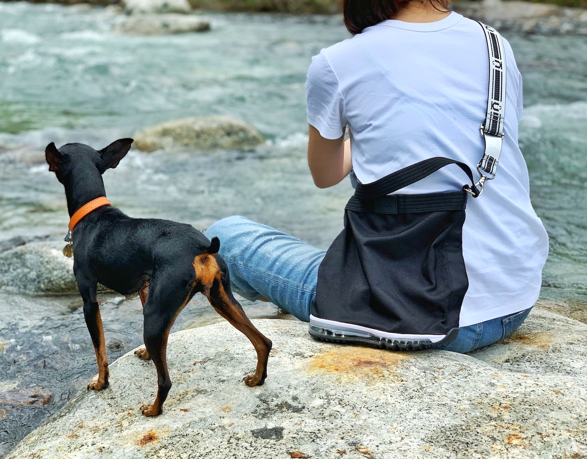 愛犬の散歩で|床・地面・土の上でも、迷いなく置ける。あの傑作スニーカーのエアソールを履いた「遊びトート」| OKERU MONOCO限定