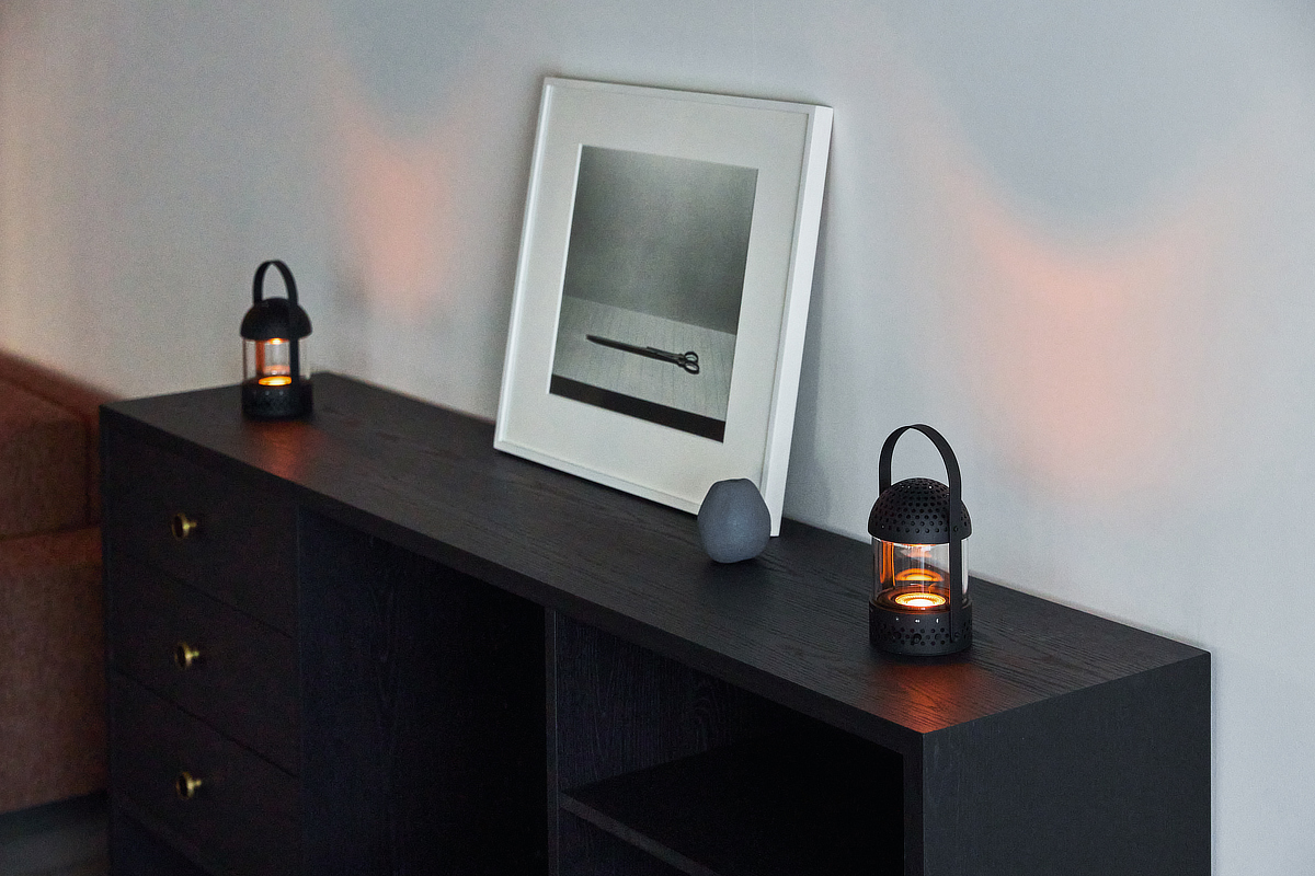 2台の「Light Speaker」を同時にBluetoothでモノラル再生する「トゥルーワイヤレスペアリング」や、左右それぞれを設定する「ステレオ再生」もできます。|焚き火の側にいる感覚を設計した、美しいランタン型のBluetoothスピーカー|ストックホルム発の『TRANSPARENT(トランスペアレント)』による「Light Speaker(ライトスピーカー)