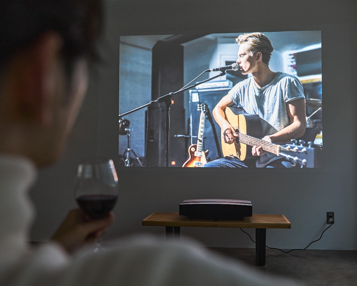 大好きなアーティストのライブ映像を映したら、まるで、会場にいるような没入感|簡単設定、くっきり明るい4K、胸に迫るサウンド。ドラマに、スポーツに、どっぷり浸れる「家庭用プロジェクター」|XGIMI AURA(エクスジミー オーラ)