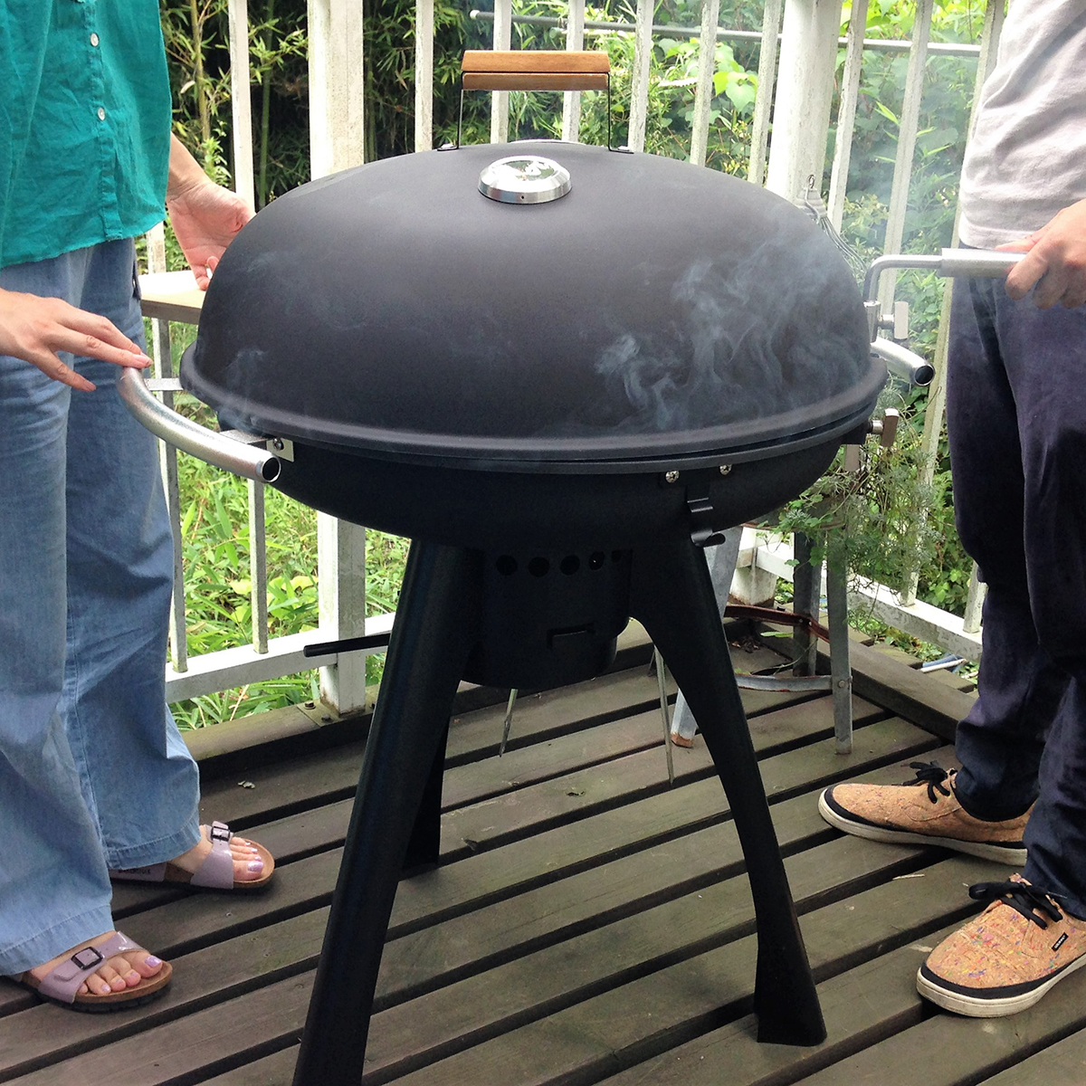 焼きながら、焼きながら炭をラクに扱える、高さも調節可能な「BBQグリル」|SWINGGRILL