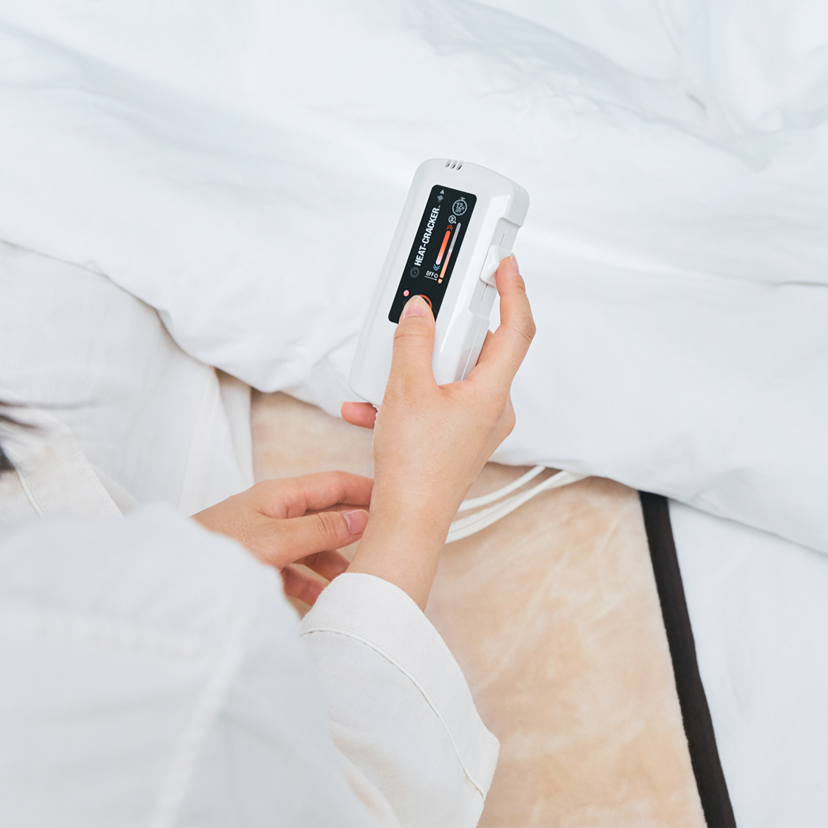 気づかないうちに、眠りの世界へと落ちていき、熟睡、目覚めもすっきり。あなたの睡眠サイクルに合わせて、電源が自動オンオフ!洗濯機で丸洗いできる「電気毛布」|HEAT-CRACKER