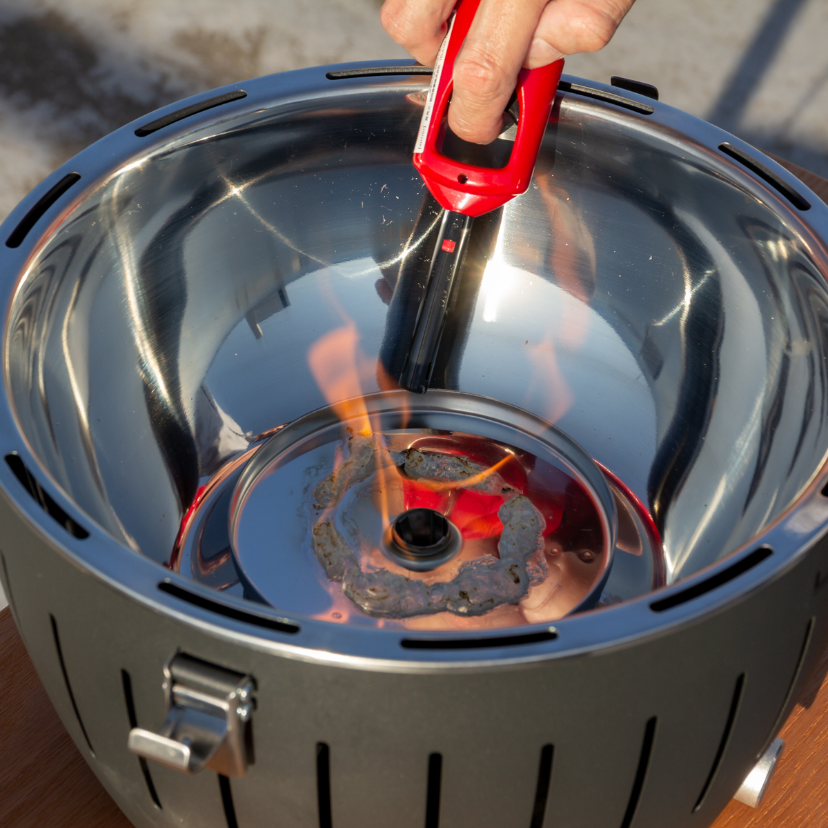 手順2|煙が少ない火力調節ファン付きロースターで、大人の気楽なBBQができる「炭火焼グリル」(一人キャンプ、ソロBBQに)|Lotus Grill