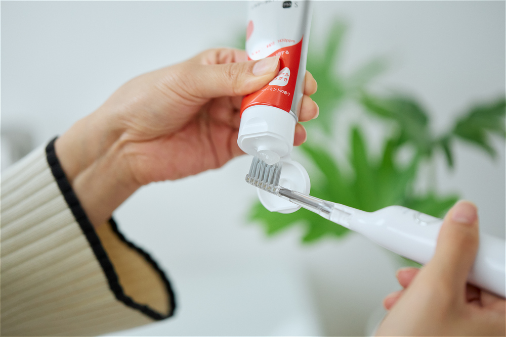 『SOLADEY』の光触媒効果を、最大限に発揮するには、「正しい磨き方」が欠かせません。光触媒の効果で、歯磨き粉なしでも歯垢がとれる「電動歯ブラシ」|SOLADEY