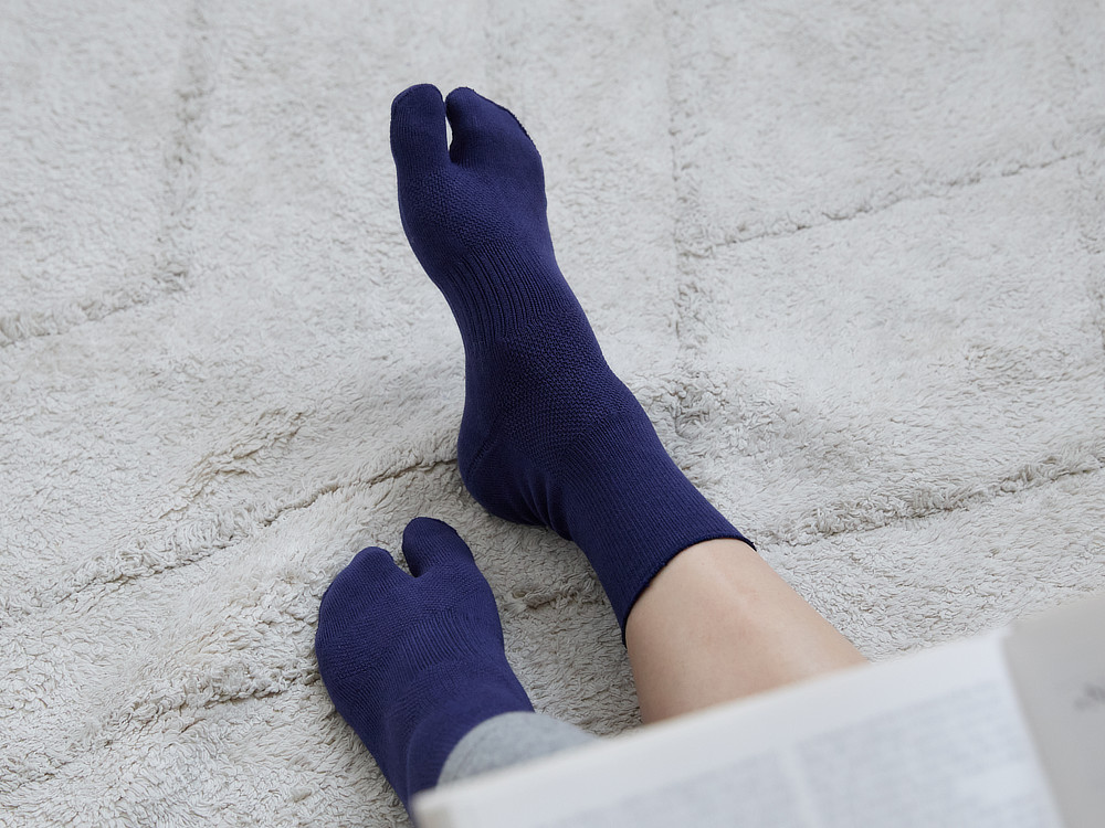 《無地染》和紙78%の調湿性と立体編みのフィット感で、長時間でもサラッと快適な「足袋型ソックス」|WASI WASI