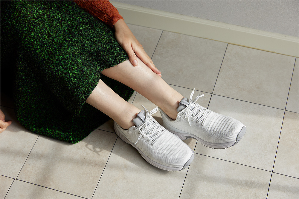 履き口が伸びるが必要ないので、足とスニーカーをしっかり固定できる｜スッと履けて、すっぽりフィットする「コンフォートスニーカー」｜Orthofeet（オーソフィート）