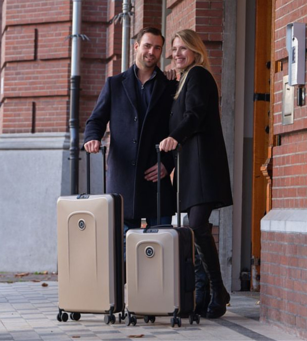 快適な旅のための機能満載。旅のあらゆる場面を想定し、利便性をとことん追求｜空港で、観光地で、旅スタイルをスタイリッシュに。薄くたためてスリムに収納できる。スーツケース「senz°（センズ）oldaway（フォルダウェイ）」