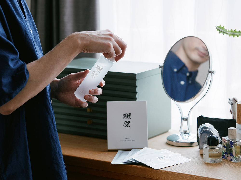 洗顔後、マスクシートを顔にフィットさせ、そのまま10分待つだけ(別売りの「獺祭 オイルイン モイスチャライジング ローション」を塗った後に使うと、なおベター)|純米大吟醸 磨き二割三分の酒粕エキス配合『獺祭(だっさい)ビューティ』の「フェイシャル ローション」