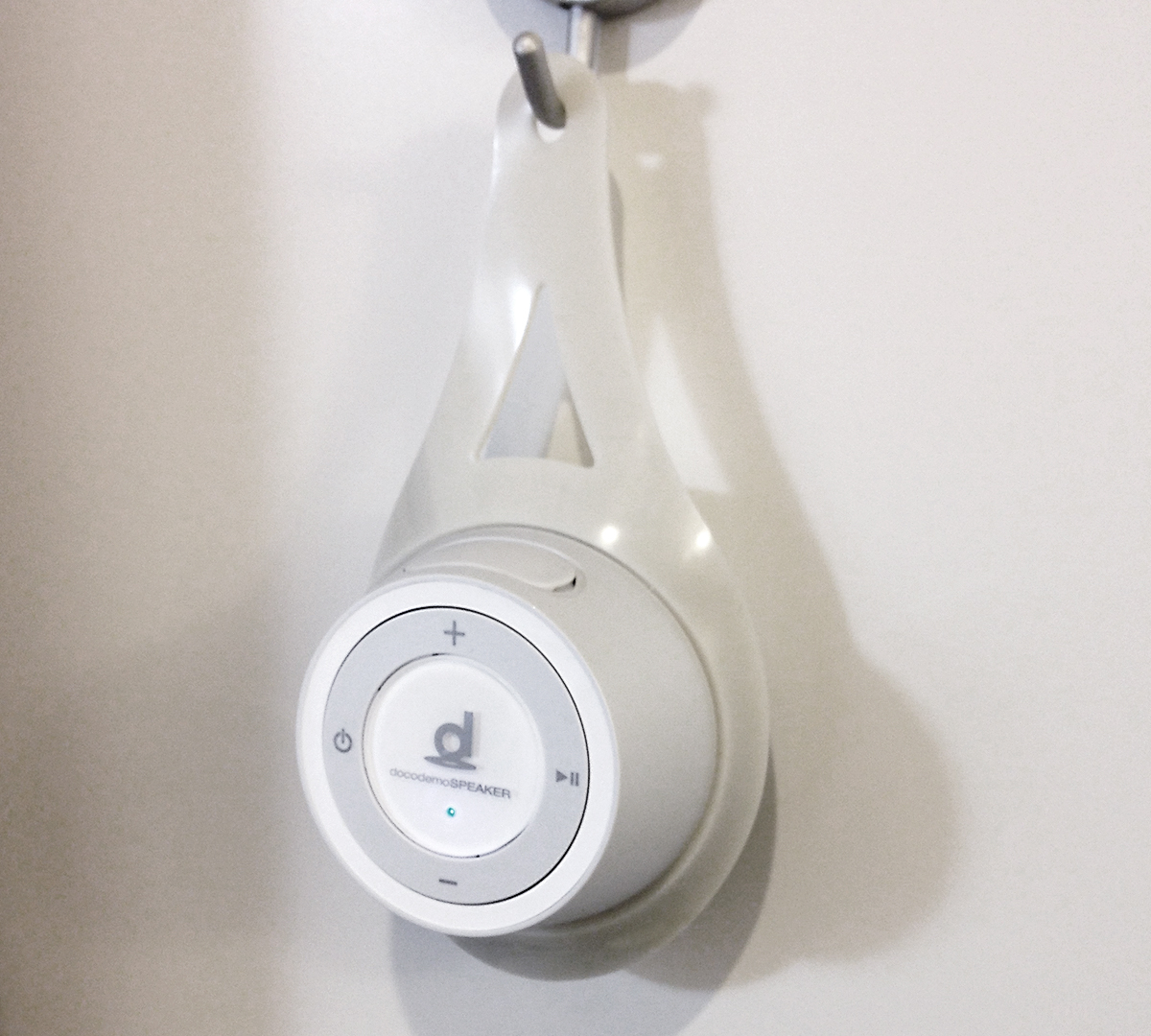 スピーカーを壁や窓にかけて音楽を楽しめる「壁掛け用ホルダー」をプレゼント|docodemoスピーカー