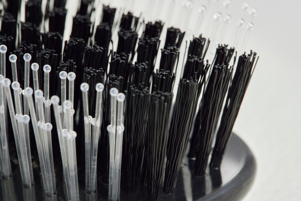 いつものようにシャンプーした後、トリートメントを髪に手で馴染ませてから、上から下に向かって、ゆっくり髪をブラシに通すだけ|髪のうねりもパサつきも抑えられて、キューティクルがツヤツヤに。プロのヘアケア施術を3700本の極細ピンで再現する「トリートメントブラシ」|EMIT(エミット)