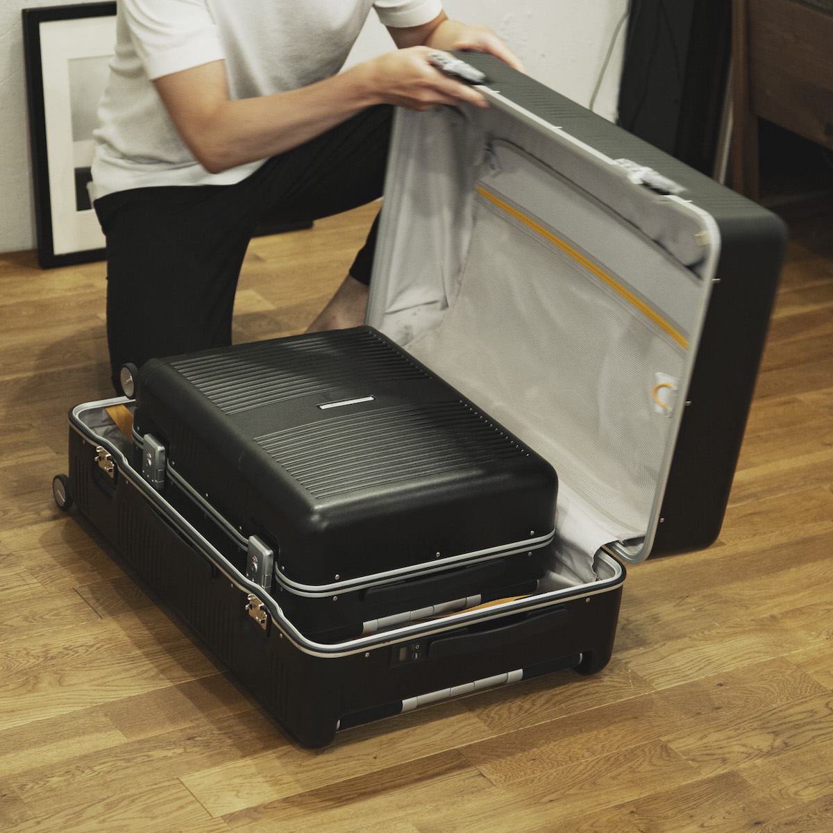 R TRUNKの「37Lサイズ」を入れ子収納もできるので、一台分のスペースしか取らずクローゼットの中もスッキリのスーツケース(88L・7泊〜)|RAWROW