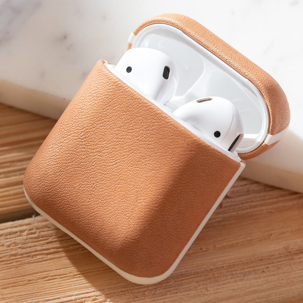 薄さはたったの1mm。AirPodsがピタッと収まる密着型ケースのヌメ革のAirPodsケース・Apple Watchバンド|NOMAD