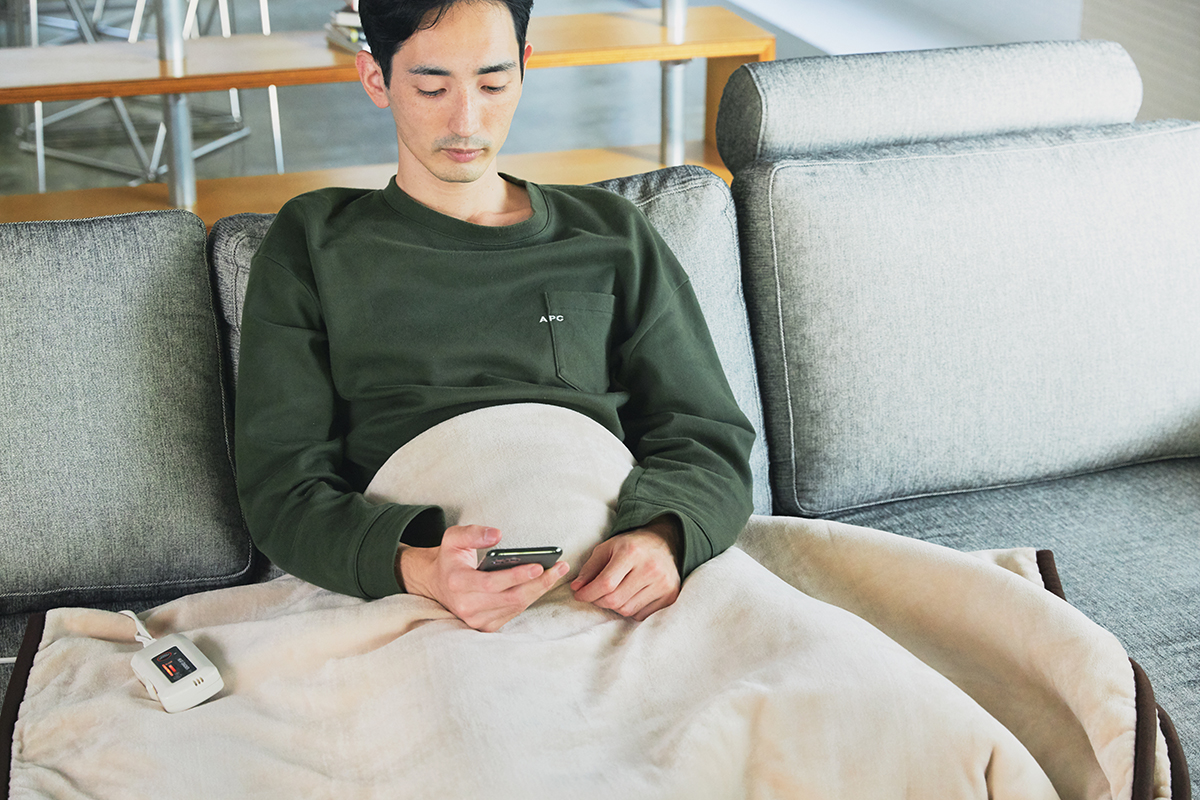 抗菌・消臭加工を施し、うっとりするほど柔らかな毛並みのフランネル起毛が心地よい。あなたの睡眠サイクルに合わせて、電源が自動オンオフ!洗濯機で丸洗いできる「電気毛布」|HEAT-CRACKER