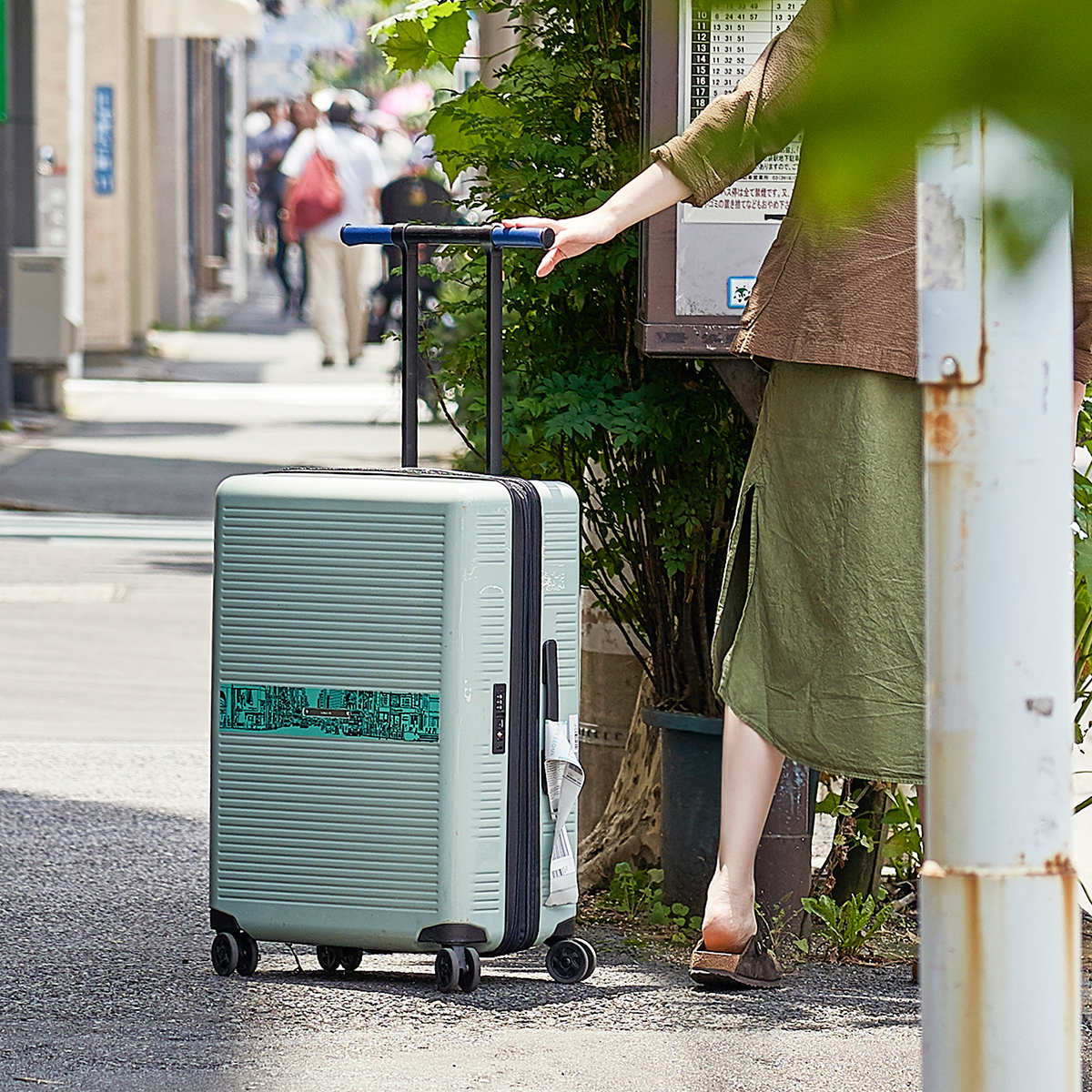 どの角度からも掴みやすく、方向転換も軽やかなT字タイプのハンドル「TT Handle」を採用。機内持ち込み用(37L)&長期旅行用(72L)スーツケースセット| RAWROW | R TRUNK LITE