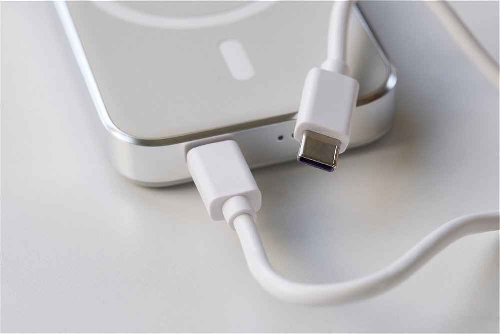 ケーブルが上下どちら向きでも挿せるリバーシブルタイプなので、従来のような向きのストレスもありません｜発火しにくい新技術を使った、準個体バッテリー「HeatZero（ヒートゼロ）」