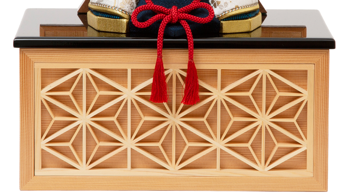 5. 麻の葉模様(収納箱中央):鹿沼組子細工|6つの日本伝統工芸をコンパクトにした、木目込の「プレミアム兜飾り」| 宝輝 | 柿沼人形