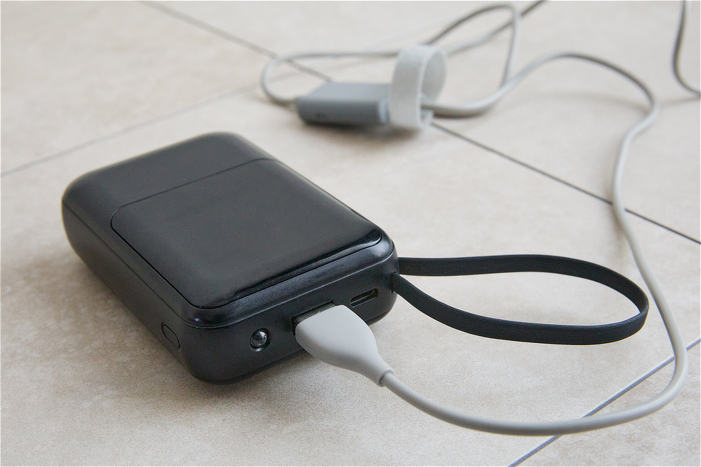 Image: https://1fl0kyr79c.user-space.cdn.idcfcloud.net/photographes/36ce69ab67cebec9e2978d52806520a7.jpg 最大18Wの出力で、数秒で40℃以上に温まり、最大50℃まで到達|クリップ付きで服に仕込める!銀ナノインクで温める特許技術の「USBウェアラブルヒーター」|INKO(インコ)