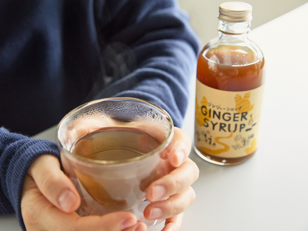 白湯で割るだけの「しょうが湯」もおすすめ。自然な甘さで、じんわり芯から温まる。なんともやさしい飲み物|農薬や化学肥料を一切使わず、たくましく育った生姜を使用。有機スパイスを加えた高知県四万十町で育まれたオーガニックのジンジャーシロップ