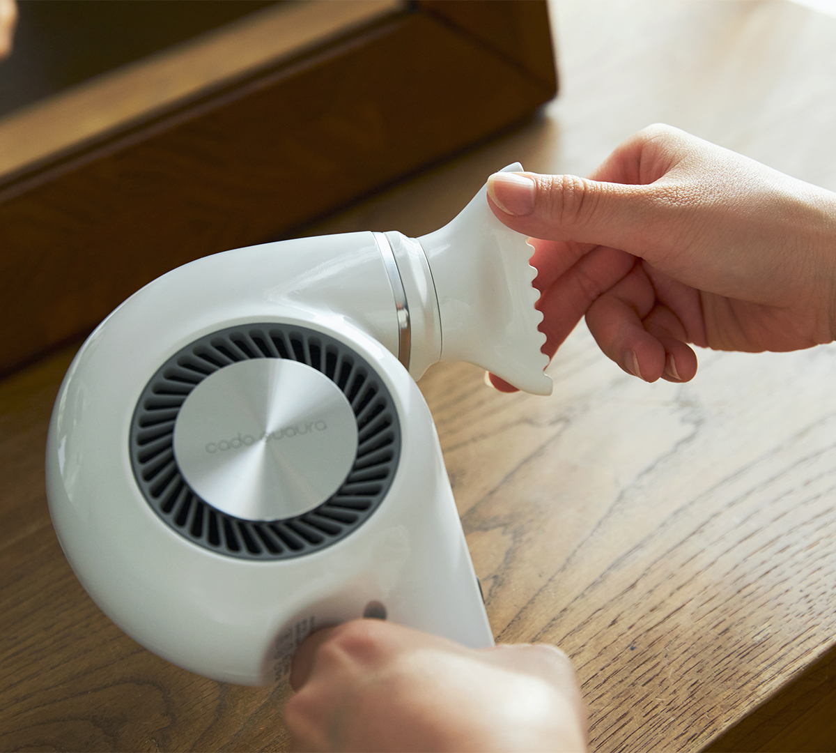 ノズルは360℃回転するので、風を当てたい向きへ自在に傾けることができます。手と空間に馴染む、85℃のちょうどいい風をつくる「ヘアドライヤー」|cadocuaura(カドークオーラ)|BD-E2