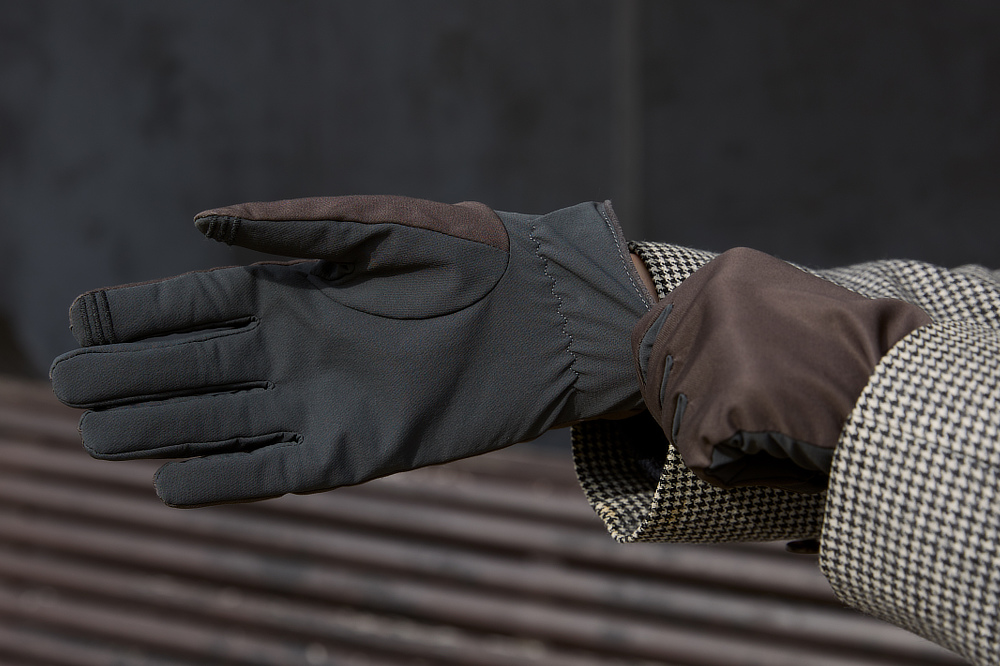 手のひら側は、コーデュラナイロンを使用した撥水ストレッチ素材。耐久性が高く、摩耗しやすい部分もカバー。伸縮性もあるので、手の動きをじゃませず、着け外しもラクラク。それぞれの指も立体的に縫われています。「classic tech（クラシック テック）」｜手袋の町東かがわ市で生まれた選りすぐりの手袋・グローブ「tet.（テト）」