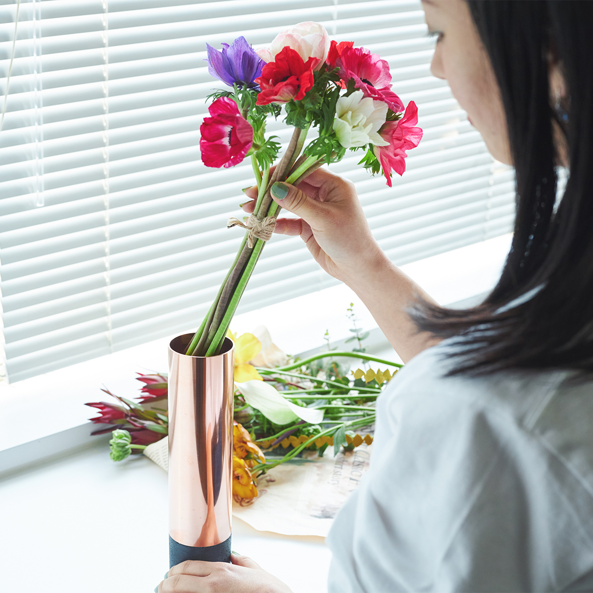 ベッドサイドで、ダイニングテーブルの上で、デスクワークの側に。無造作に草花を挿すだけで、不思議と「絵」になる、銅管の一輪挿し・花瓶・フラワーベース|BULBOUS
