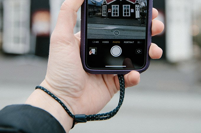 Image: https://1fl0kyr79c.user-space.cdn.idcfcloud.net/photographes/38a5a36d45167e279ae5fc88f8ccc65e.jpg 電車の中での使用やカメラ撮影時などでの落下防止に役立つ。ストラップホール&ストラップ付きのスマホケース・カバー|LANDER MOAB CASE(ランダー)