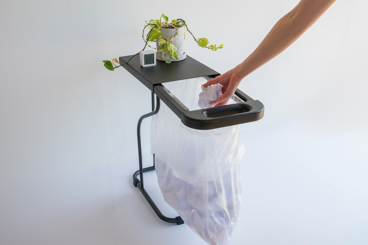 引き出してポイ！天板にちょい置きもできる便利な「ゴミ袋ホルダー」｜ゴミ袋の容量をめいっぱい使えて、交換ラクラク！スチール製で磁石もくっつく「スライド式ゴミ袋スタンド（ゴミ袋ホルダー）」