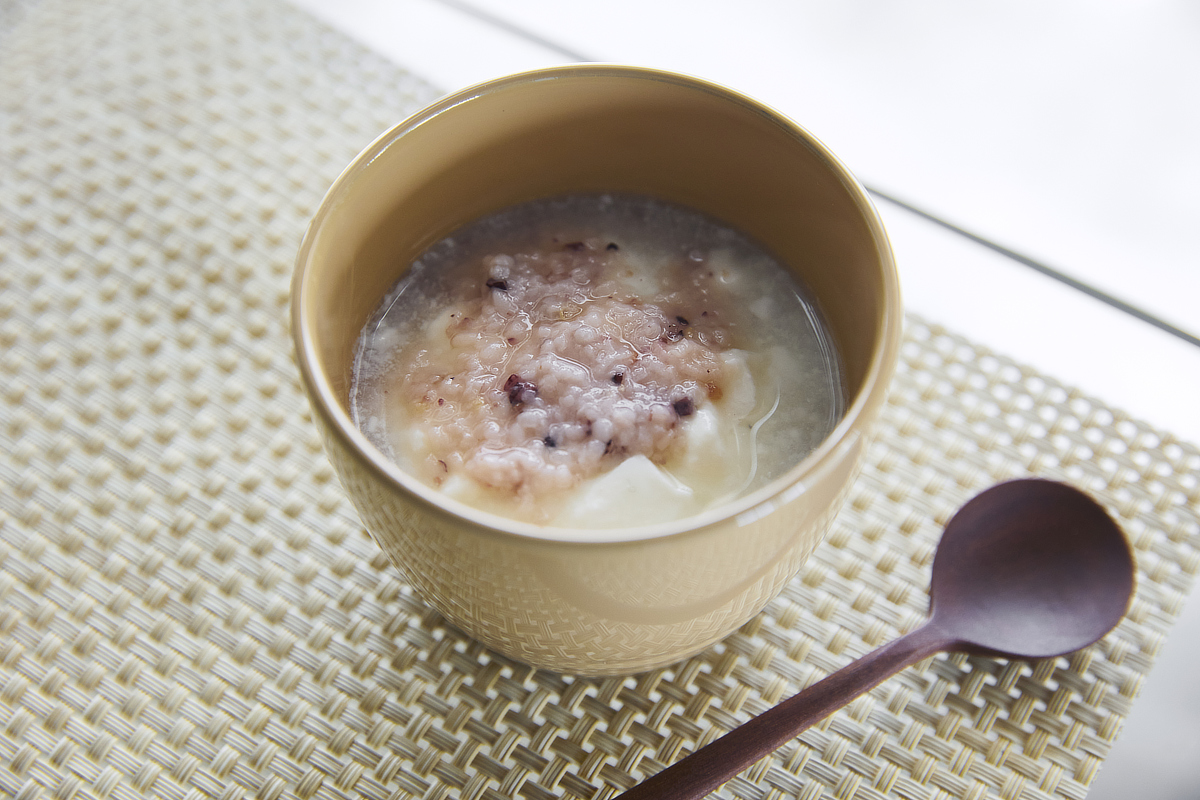 蜜の代わりにプレーンヨーグルトやスムージーに入れたり、牛乳と割ってもおいしくいただけます|キヌア・青肌玄米・チアシード、金ごま…、41種のスーパーフードと雑穀入り、アルコールゼロ(0)、砂糖不使用の健康甘酒|四十一種も入った発酵雑穀あまざけ