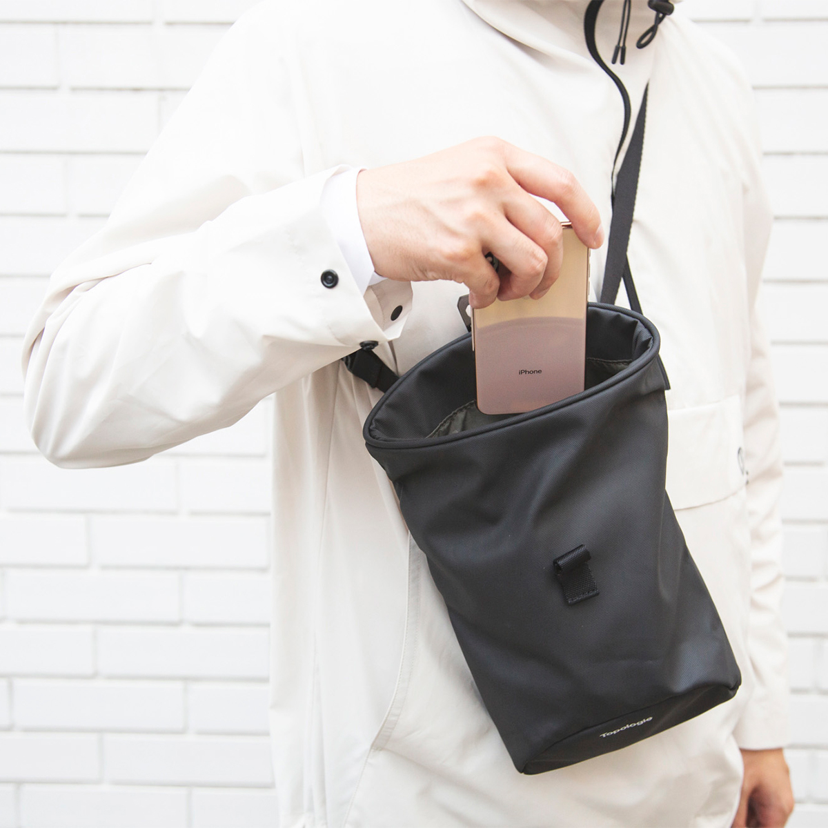 荷物の出し入れがラクな「スムーズ設計」|片手でモノの出し入れができて便利な「4WAYウエストバッグ」(水濡れや汚れに強いドライコレクション)|Topologie