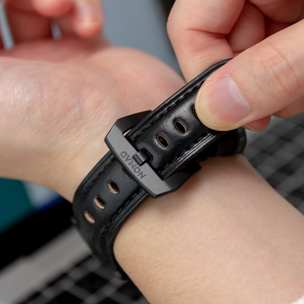 マットな光沢感とエッヂの効いた輪郭が魅力のバックルがついた希少革「シェルコードバン」のApple Watchバンド| NOMAD
